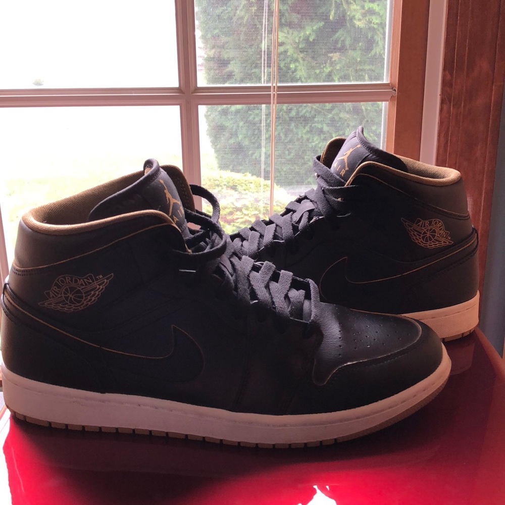 Black & Gold Retro Air Jordans EXCELLENT CONDITION